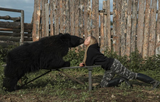 bear (2) Miraculous friendship when a woman saves a bear