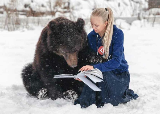 bear (7) Miraculous friendship when a woman saves a bear