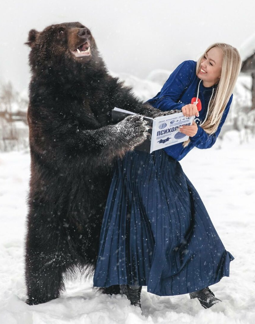 bear (8) Miraculous friendship when a woman saves a bear